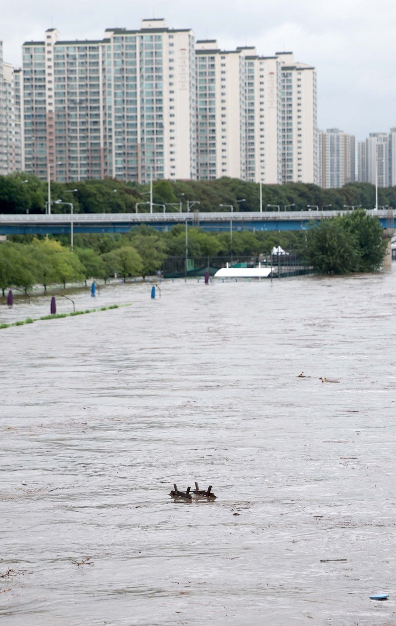 [서울=뉴시스] 김선웅 기자 = 서울에 호우경보가 내려진 13일 홍수주의보가 발령된 서울 중랑천에서 부유물이 떠내려가고 있다. 2025.08.13. mangusta@newsis.com