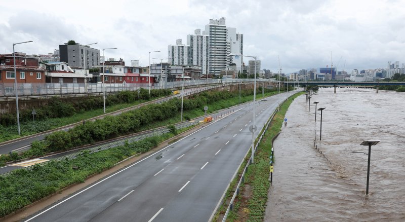 [서울=뉴시스] 김선웅 기자 = 서울에 호우경보가 내려진 13일 홍수주의보가 발령된 서울 중랑천 산책로가 물에 잠겨 있다. 2025.08.13. mangusta@newsis.com