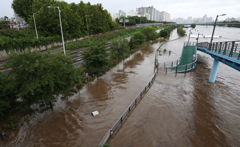 [서울=뉴시스] 김선웅 기자 = 서울에 호우경보가 내려진 13일 홍수주의보가 발령된 서울 중랑천 산책로가 물에 잠겨 있다. 2025.08.13. mangusta@newsis.com