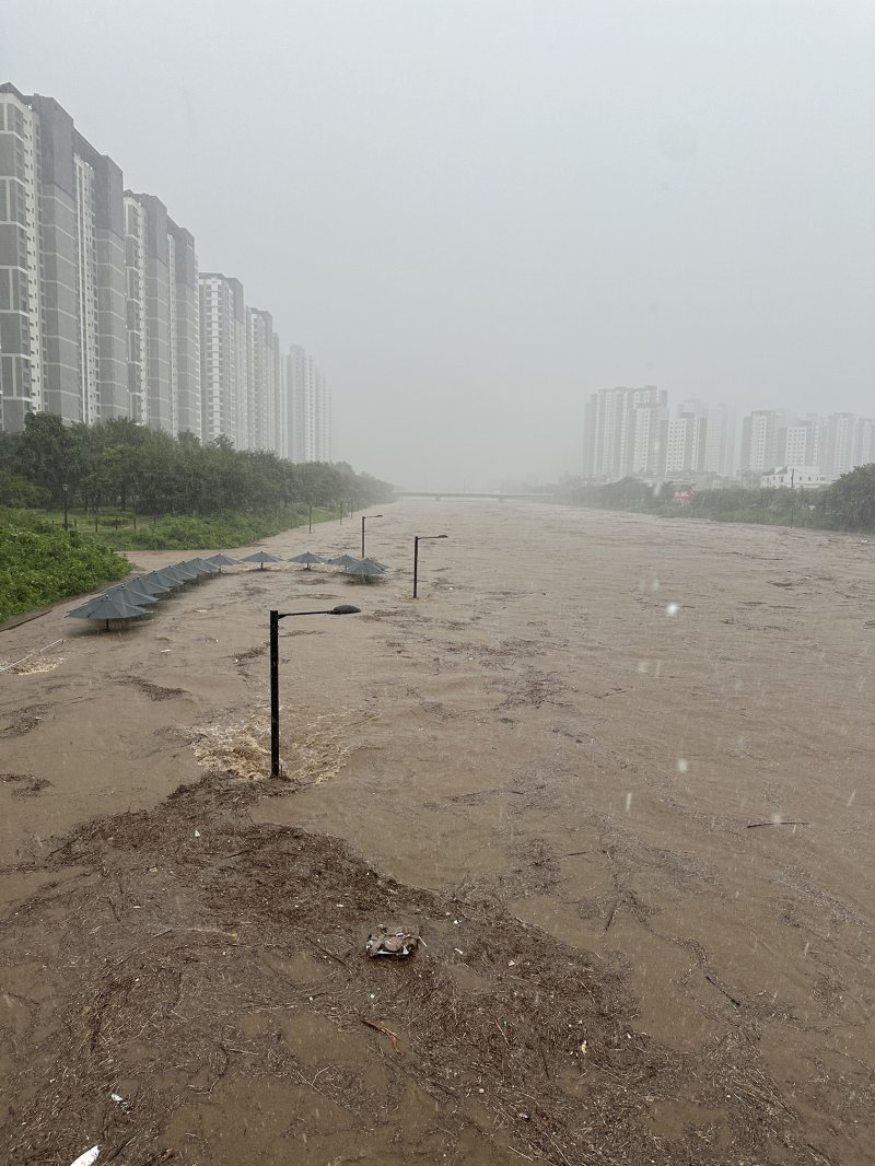 [고양=뉴시스] 홍효식 기자 = 서울을 비롯한 수도권에 호우주의보가 내린 13일 경기 고양시 덕양구 창릉천 일대가 잠겨있다. 2025.08.13. yesphoto@newsis.com