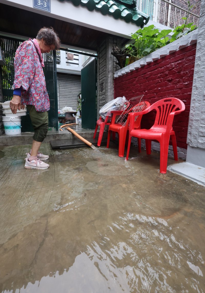 [인천=뉴시스] 전진환 기자 = 간밤에 내린 폭우로 인천 서구 석남동 인천강남시장과 일대 저지대가 침수된 가운데 한 주택 입주민이 펌프로 물을 퍼내고 있다. 2025.08.13. amin2@newsis.com