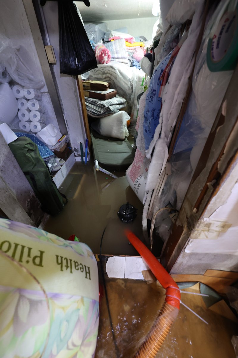 [인천=뉴시스] 전진환 기자 = 간밤에 내린 폭우로 인천 서구 석남동 인천강남시장 저지대가 침수된 가운데 13일 오전 이불가게의 창고가 물에 잠겨 있다. 2025.08.13. amin2@newsis.com