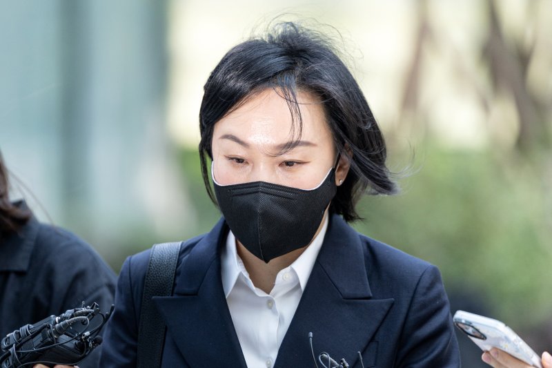 김건희 여사의 '문고리 3인방 중 한 명으로 지목된 유경옥 전 행정관이 25일 오전 서울 종로구에 마련된 김건희 특검팀(특별검사 민중기) 사무실로 조사를 받기 위해 출석하고 있다. 2025.7.25/뉴스1 ⓒ News1 이승배 기자