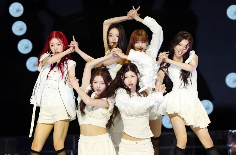 타이탄 1호 걸그룹 앳하트 "거대한 나비효과 일으킬래요"