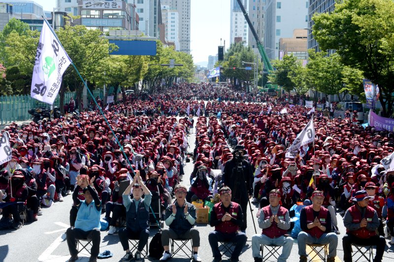 [바카라사이트 총판 승리바카라=뉴시스] 배병수 기자 = 지난달 24일 전국플랜트건설노조 바카라사이트 총판 승리바카라지부 조합원들이 바카라사이트 총판 승리바카라시청 남문 앞에서 임단협 투쟁 승리를 위한 결의대회를 진행하고 있다. 2025.07.24. bbs@newsis.com