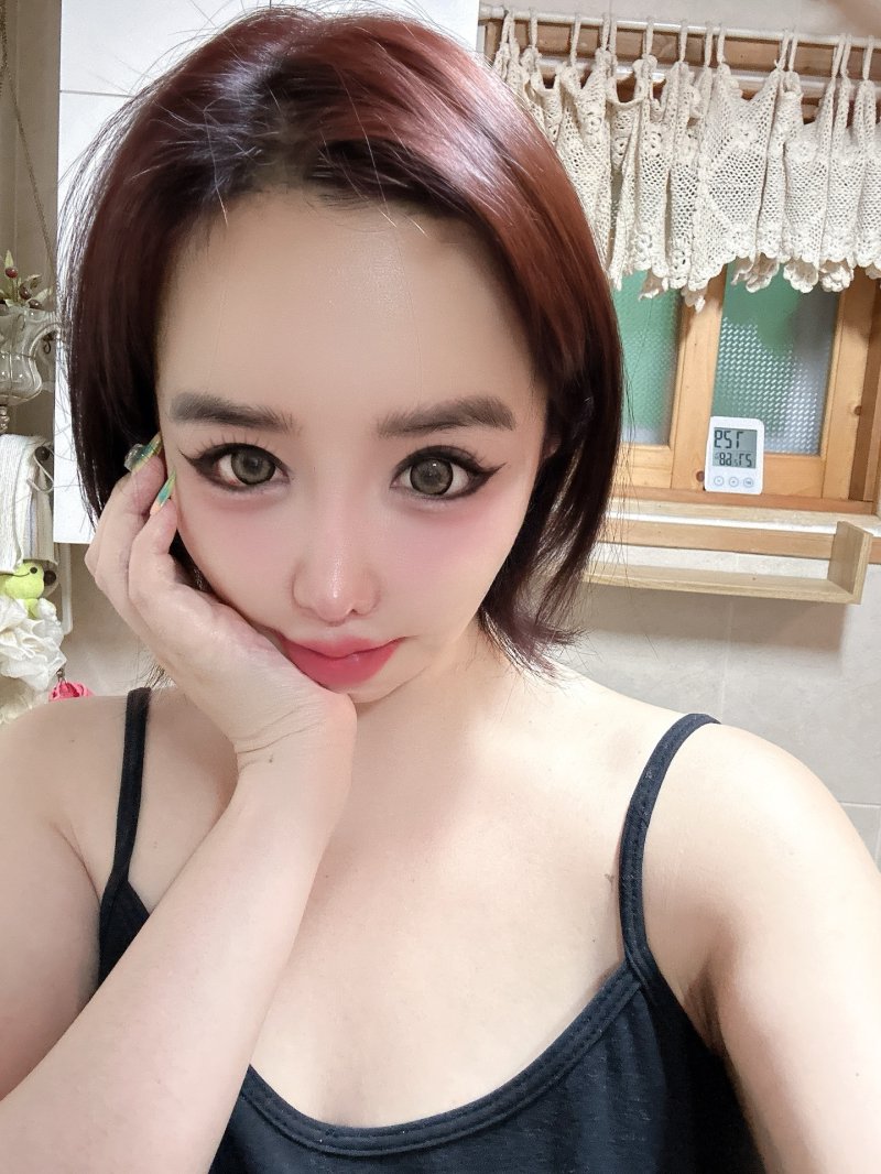 '2NE1 활동 중단' 박봄, 화장실서 어깨 드러낸 채 미소 [N샷]