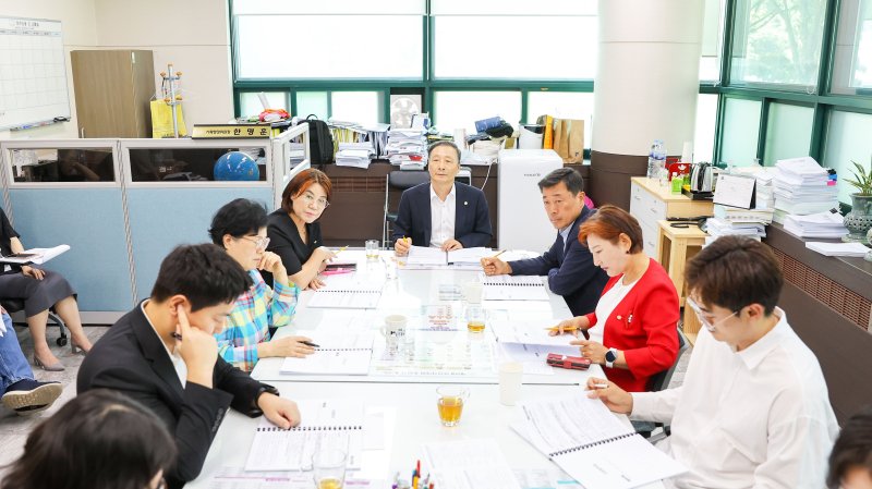 [안산=뉴시스] 바카라 카드카운팅 기획행정위원회가 12일 상임위원장실에서 안산시 집행부와 간담회를 진행 중이다.(사진=바카라 카드카운팅 제공02025.08.13.photo@newsis.com *재판매 및 DB 금지