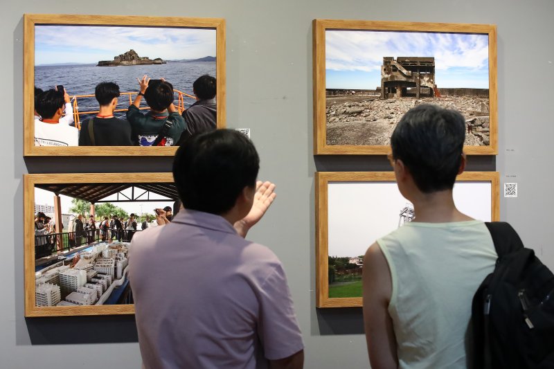 13일 대구 남구 계명대학교 대명캠퍼스 극재미술관을 찾은 시민이 사진기록연구소 광복 80주년 기획전 '잊혀진 이름 남겨진 자리-조선인 강제동원의 기록' 사진을 관람하고 있다. 2025.8.13/뉴스1 ⓒ News1 공정식 기자