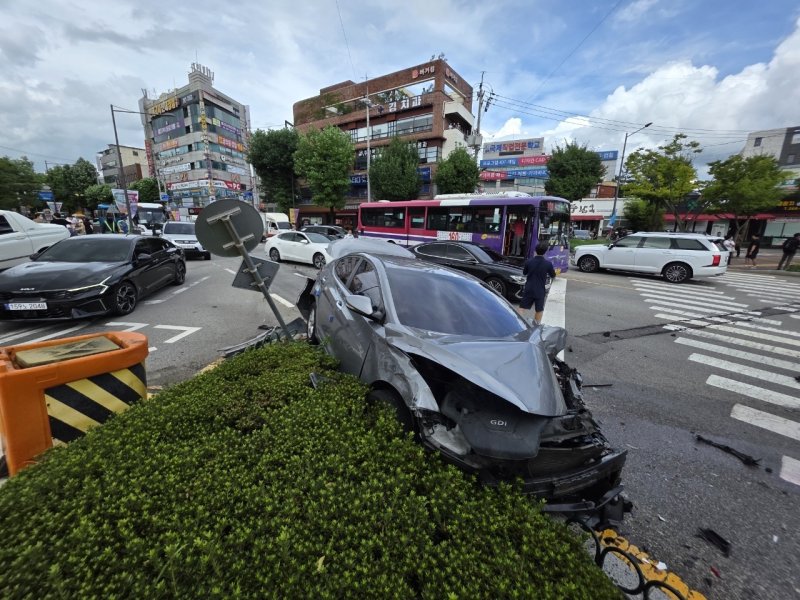 13일 오후 2시 44분쯤 광주 북구 용봉동에서 난 추돌사고로 차량이 부서져 있다. (광주 북구 제공. 재판매 및 DB 금지)