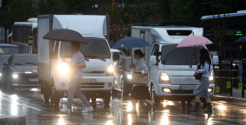 [서울=뉴시스] 김선웅 기자 = 서울에 호우주의보가 내려진 13일 서울 종로구 세종대로에서 우산을 쓴 시민들이 길을 걷고 있다. 2025.08.13. mangusta@newsis.com