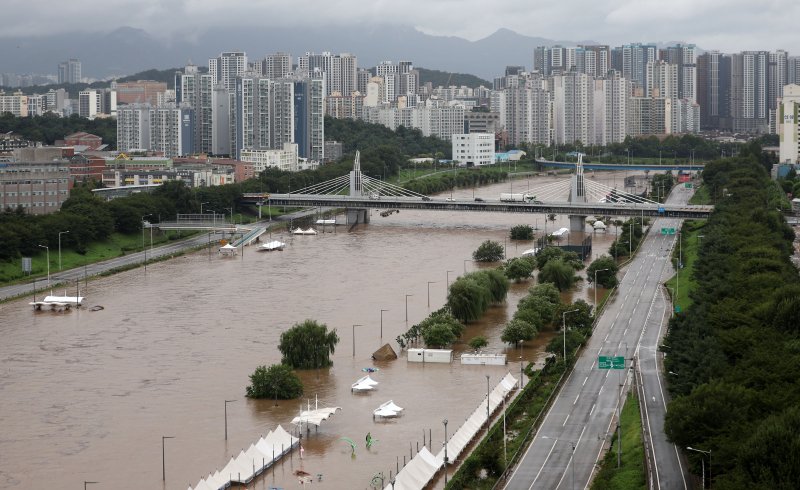 [서울=뉴시스] 김선웅 기자 = 서울에 호우경보가 내려진 13일 서울 중랑천에 홍수주의보가 발령돼 장안교 인근 동부간선도로 진입이 통제되고 있다. 2025.08.13. mangusta@newsis.com