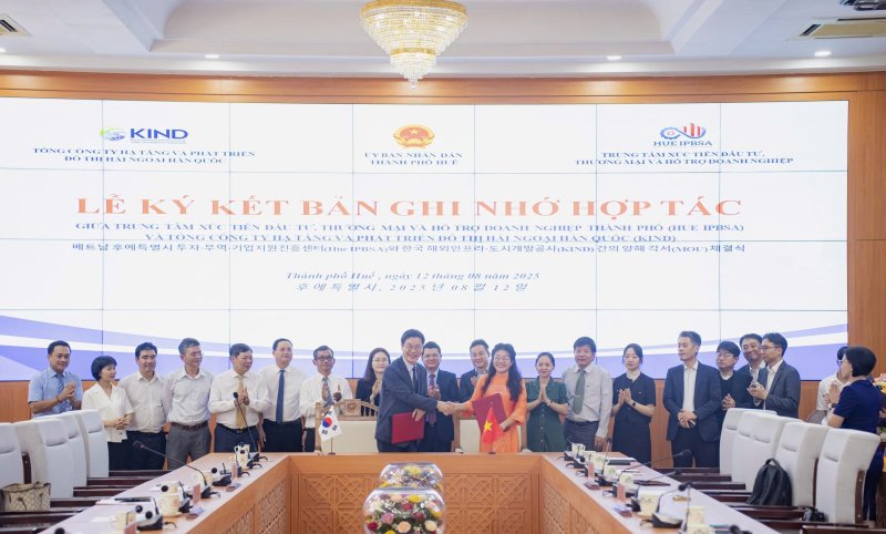 지난 12일 베트남 후에시에서 김복환 KIND 사장(앞줄 왼쪽)과 후에시 IPBSA 관계자가 '지속 가능한 도시 및 인프라 개발'을 위한 양해각서(MOU)를 체결한 뒤 기념촬영을 하고 있다. KIND 제공