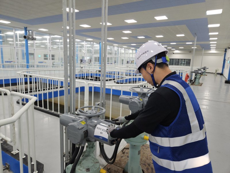 경기도 용인시 수지정수장에서 물속 불순물을 거르는 여과지 설비를 점검하는 모습. K-water 제공