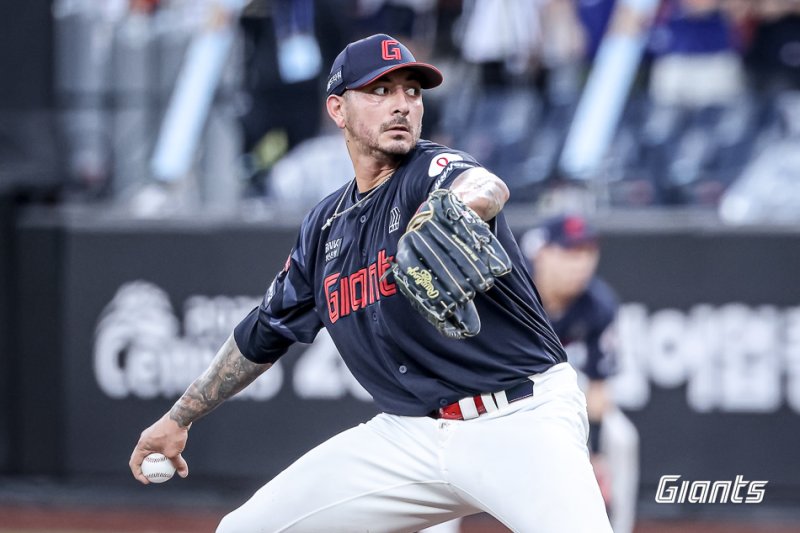 [서울=뉴시스] 프로야구 롯데 자이언츠 빈스 벨라스케즈가 13일 대전 한화생명볼파크에서 열린 2025 신한 쏠뱅크 KBO리그 한화 이글스와의 경기에 선발 등판해 공을 던지고 있다. (사진=롯데 자이언츠 제공) 2025.08.13. *재판매 및 DB 금지