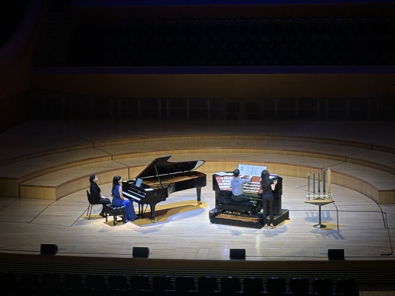 [서울=뉴시스] 지난해 오르가니스트 이민준(27)과 피아니스트 김경민(30)의 '오르간 오딧세이' 공연 장면. (사진=롯데문화재단 제공) 2025.08.13. photo@newsis.com *재판매 및 DB 금지