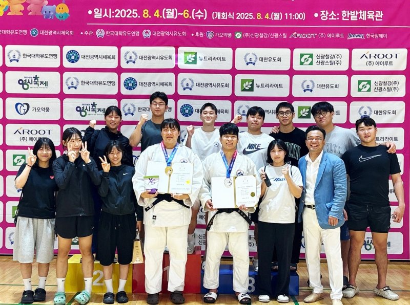 [대전=뉴시스]최근 대전 한밭체육관에서 열린 2025 하계 전국 남·여 대학유도연맹전에서 여대부 단체전 1위, 개인전 1·2·3위, 지도자·선수 특별상 등 종합 우승급 성과를 거둔 마산대학교 여자유도부 선수 등이 기념촬영하고 있다. (사진=마산대 제공) 2025.08.13. photo@newsis.com