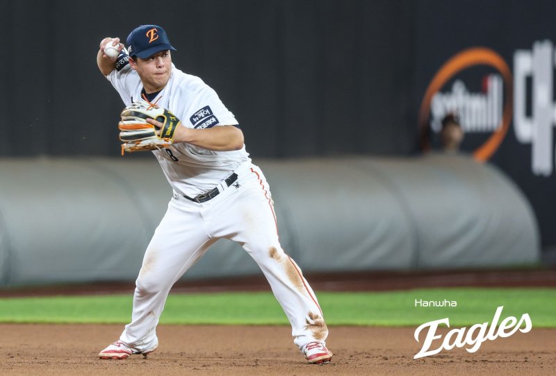 [서울=뉴시스] 프로야구 한화 이글스 노시환이 13일 대전 한화생명볼파크에서 열린 2025 신한 쏠뱅크 KBO리그 롯데 자이언츠와의 경기에서 수비를 펼치고 있다. (사진=한화 이글스 제공) 2025.08.13.