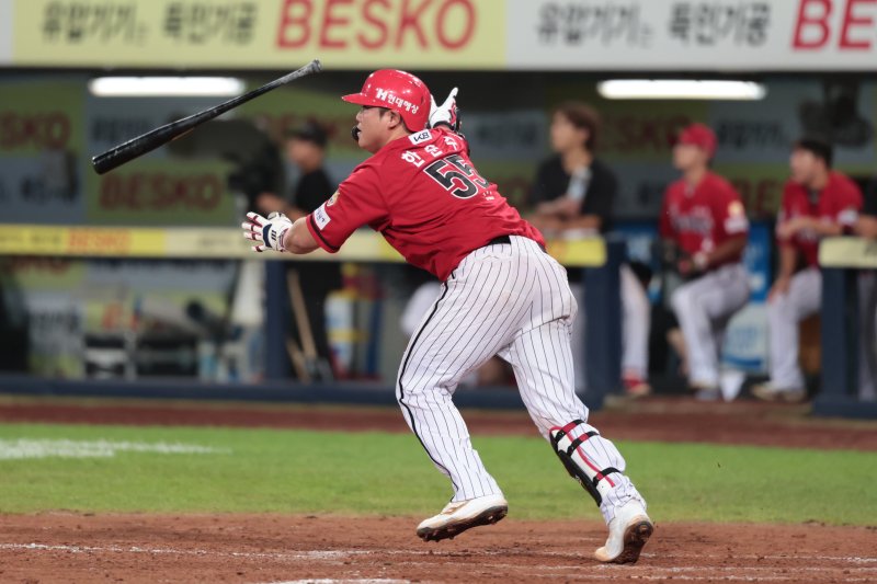 [서울=뉴시스] 프로야구 KIA 타이거즈 한준수가 13일 대구 삼성라이온즈파크에서 열린 2025 신한 쏠뱅크 KBO리그 삼성 라이온즈와의 경기 8회 만루홈런을 치고 있다. (사진=KIA 타이거즈 제공) 2025.08.13. *재판매 및 DB 금지