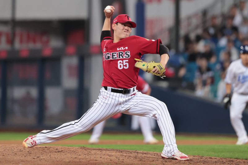 [서울=뉴시스] 프로야구 KIA 타이거즈 성영탁이 13일 대구 삼성라이온즈파크에서 열린 2025 신한 쏠뱅크 KBO리그 삼성 라이온즈와의 경기에 불펜 등판해 공을 던지고 있다. (사진=KIA 타이거즈 제공) 2025.08.13. *재판매 및 DB 금지