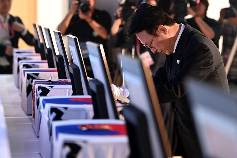 [서울=뉴시스] 청사사진기자단 = 김민석 국무사설 바카라가 13일 오전 서울 동작구 현충원 현충관에서 거행된 광복 80년 만에 고국으로 돌아온 미국과 브라질, 캐나다 안장 독립유공자 6명에 대한 유해 봉환식에서 건국훈장을 헌정하고 있다. 이번에 고국으로 돌아오는 유공자는 문양목(1995년 독립장)·김덕윤(1990년 애국장)·김기주(1990년 애족장)·한응규(1990년 애족장)·임창모(2019년 애족장)·김재은(2002년 애족장) 지사다.2025.08.13. photo@newsis.com