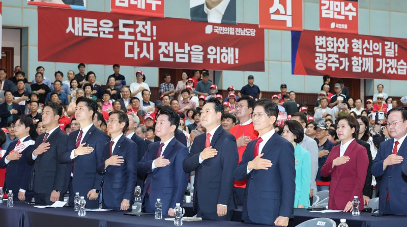 13일 대전 배재대에서 열린 국민의힘 제6차 전당대회 충청·호남 합동바카라 사이트 추천디시에서 후보자들이 국기에 대한 경례를 하고하고 있다. 2025.8.13/바카라 사이트 추천디시1 ⓒ News1 김기태 기자