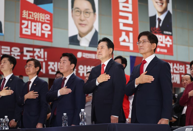 [대전=뉴시스] 김명년 기자 = 김문수(오른쪽부터), 장동혁, 안철수, 조경태 국민의힘 당대표 후보가 13일 오후 대전광역시 서구 배재대학교에서 열린 제6차 전당대회 충남권-호남권 온라인 바카라사이트 추천에서 국민의례하고 있다. 2025.08.13. kmn@newsis.com