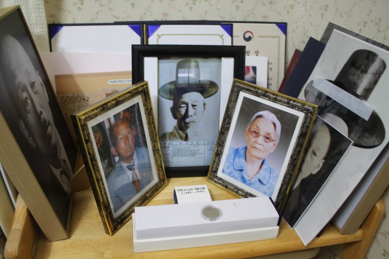 [대구=뉴시스] 김태연 인턴기자 = 독립유공자 후손 이수경(71)씨가 12일 오후 대구 남구의 자택에서 뉴시스와 인터뷰하면서 조부 고(故) 이만준(가운데) 선생 등 사진을 보여주고 있다. 2025.08.12. photo@newsis.com *재판매 및 DB 금지