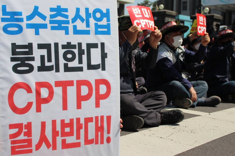 [제주=뉴시스] 양영전 기자 = 라이브스코어 바카라사이트 가입 저지 제주농·어민 비상대책위원회 회원들이 8일 오후 제주시 연동 제주도청 앞 도로에서 라이브스코어 바카라사이트 가입 저지 제주농·어민 투쟁 선포식을 열고 라이브스코어 바카라사이트(포괄적점진적 환태평양경제동반자협정) 가입 철회를 촉구하고 있다. 2022.04.08. 0jeoni@newsis.com