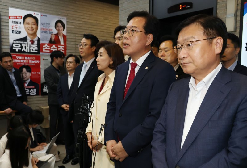 송언석 국민의힘 비상대책위원장 겸 원내대표와 의원들이 13일 오후 서울 여의도 중앙바카라사이트 추천에서 민중기 특별검사팀(김건희 특검팀)의 '건진법사 청탁 의혹' 관련 당사 압수수색에 대해 입장을 밝히고 있다. 2025.8.13/뉴스1 ⓒ News1 이광호 기자