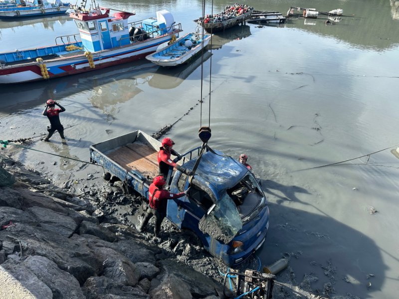 13일 오후 전남 완도군 조약도 당목항 선착장에서 해경이 차량 인양 작업을 하는 모습. (완도해경 제공. 재판매 및 DB 금지)