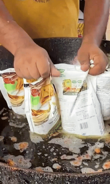 펄펄 끓는 기름 안에 포장째로 '풍덩'…인도 노점상 조리 과정에 전문가들 반응은