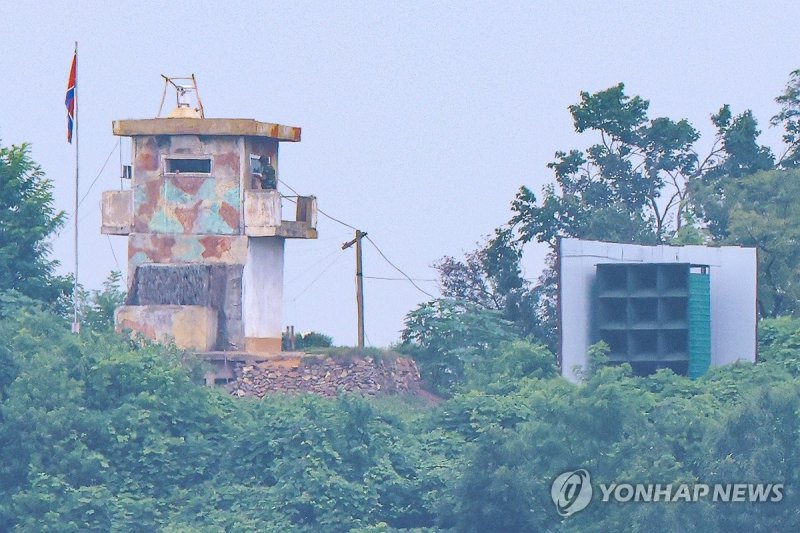 북한 초소와 대남확성기 (출처=연합뉴스)