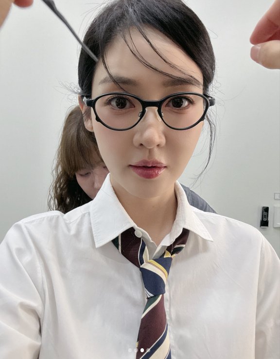 '안경 낀' 성유리, 여전한 리즈 미모…44세인데 고등학생이라 해도 믿겠네
