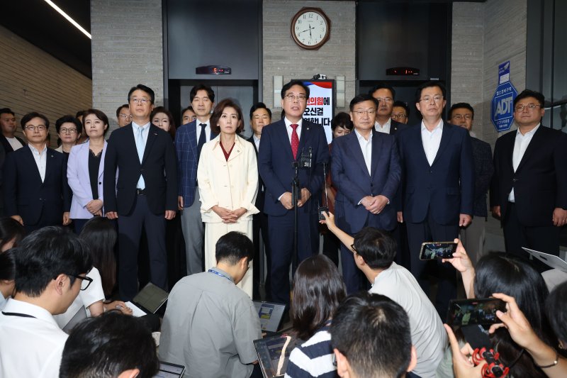 송언석 국민의힘 비상대책위원장 겸 원내대표와 의원들이 13일 오후 서울 여의도 중앙당사에서 민중기 특별검사팀(김건희 에볼루션 바카라사이트팀)의 '건진법사 청탁 의혹' 관련 당사 압수수색에 대해 입장을 밝히고 있다. 2025.8.13/뉴스1 ⓒ News1 이광호 기자