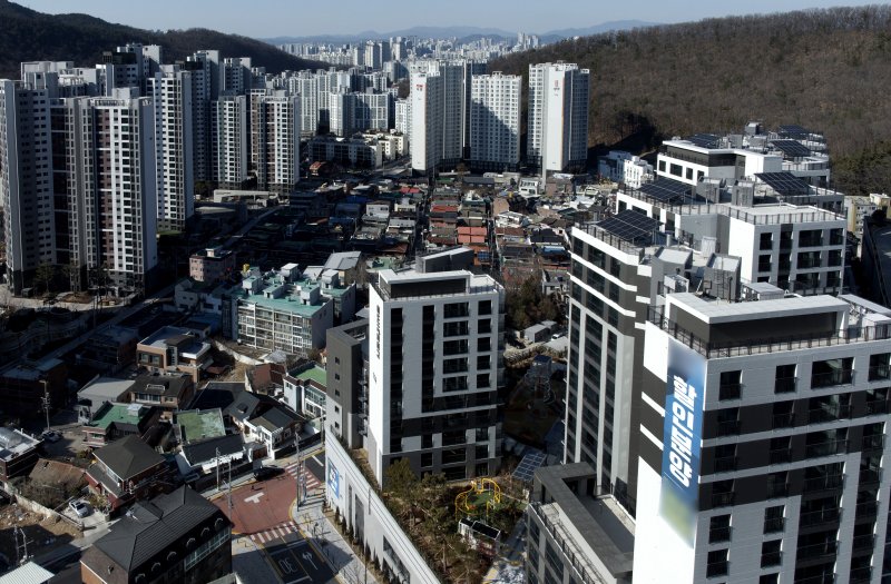 [대구=뉴시스] 이무열 기자 = 사진은 지난 2월 19일 대구 수성구의 한 아파트에 할인분양 관련 현수막이 붙어있는 모습. 2025.02.19. lmy@newsis.com