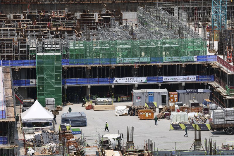 [서울=뉴시스] 김근수 기자 = 사진은 지난 5월 30일 서울 시내의 대형 아파트 건설현장 모습. 2025.05.30. ks@newsis.com