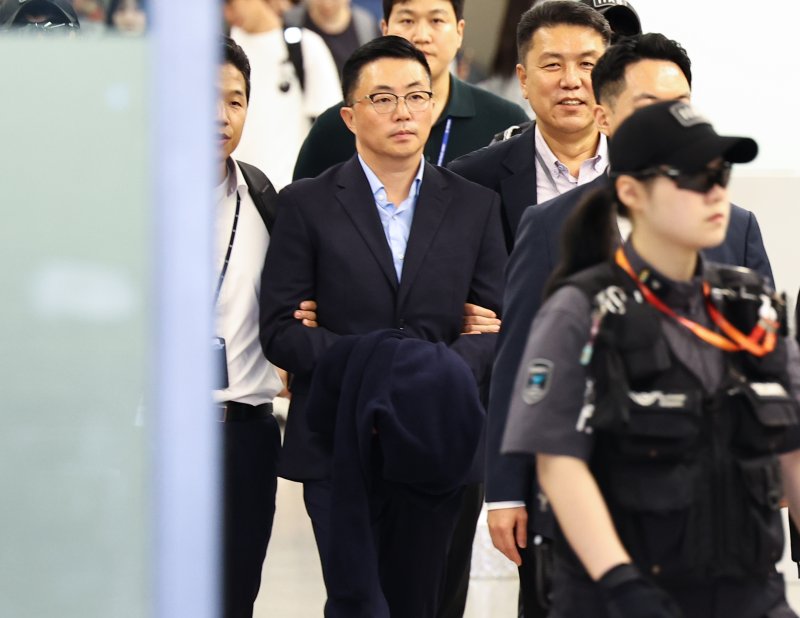 김건희 여사 일가의 '집사'로 지목된 김예성씨가 12일 인천국제공항 제1여객터미널을 통해 입국한 뒤 민중기 특별검사팀에 체포돼 이동하고 있다. (공동취재) 2025.8.12/뉴스1 ⓒ News1 박지혜 기자