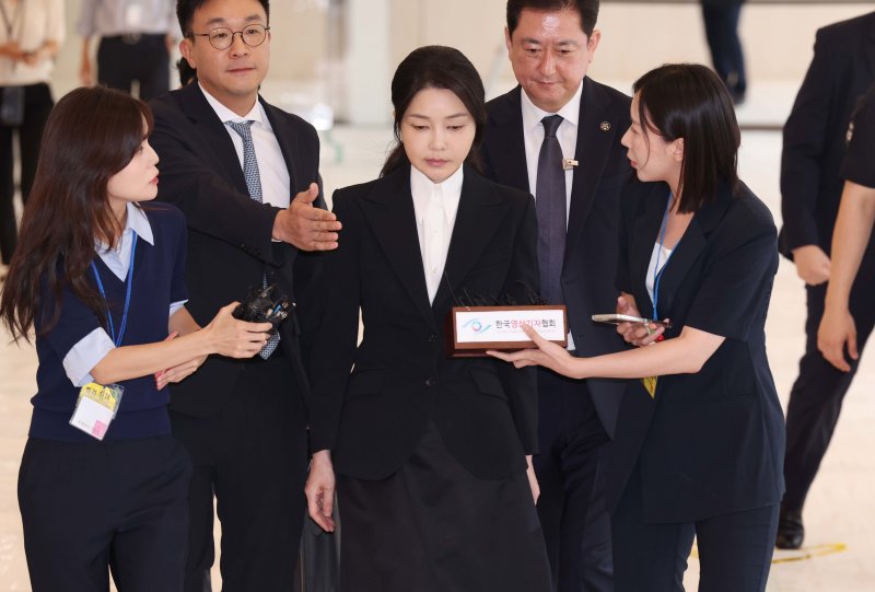 윤석열 전 대통령의 부인 김건희 여사가 지난 6일 서울 종로구에 마련된 김건희 특검팀(특별검사 민중기) 사무실에 첫 조사를 받기 위해 피의자 신분으로 출석하고 있는 모습. 2025.8.6/뉴스1 ⓒ News1 사진공동취재단