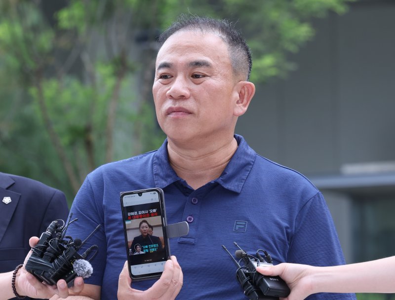 공천개입 의혹을 받는 ‘정치 브로커’ 명태균씨가 지난달 31일 오전 서울 종로구에 마련된 김건희 특검팀(특별검사 민중기) 사무실로 조사를 받기 위해 출석하며 자신의 휴대전화를 들어보이고 있다./뉴스1 ⓒ News1 박지혜 기자