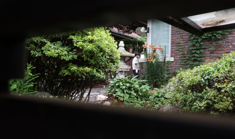 김건희 여사에 대한 의혹을 수사하는 민중기 특검팀이 지난달 15일 통일교 청탁 의혹과 관련해 '건진법사' 전성배 씨 법당 등 압수수색에 착수했다.(공동취재)/뉴스1 ⓒ News1 장수영 기자