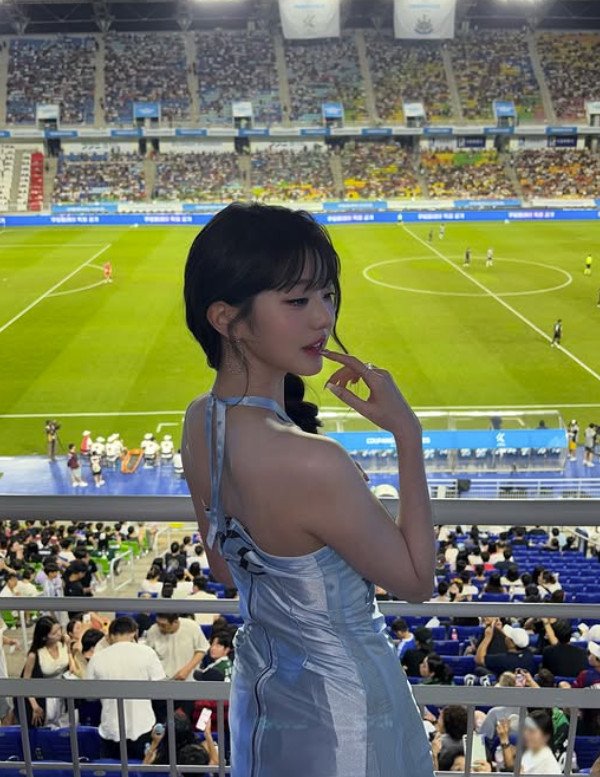 장원영, 시축 의상 사진 올리며 논란 정면 돌파 [N이슈]