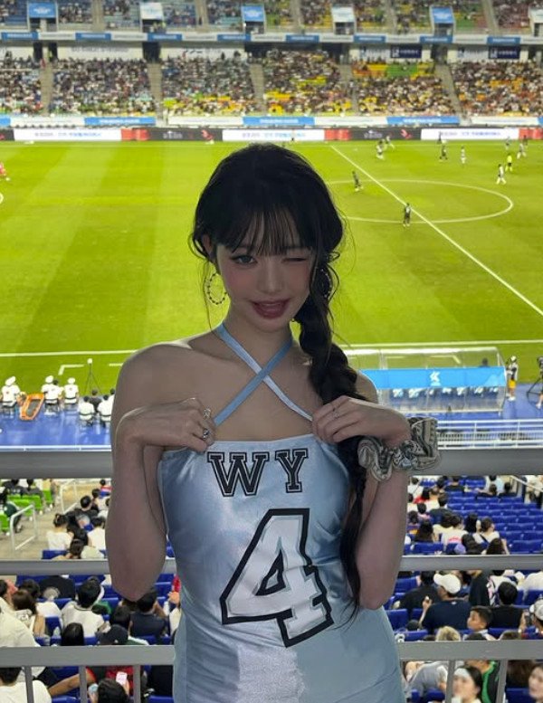 장원영, 시축 의상 사진 올리며 논란 정면 돌파 [N이슈]