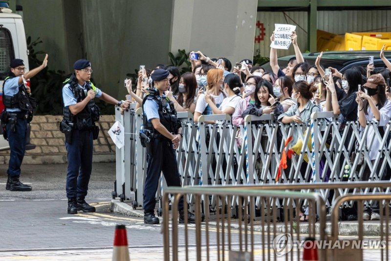 여성 통역사에게 몹쓸 짓 한 일본 아이돌 멤버, 퇴출에 이어...