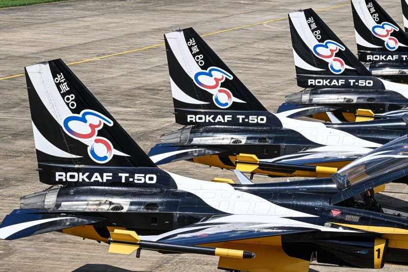 공군은 대한민국 공군 특수비행팀 '블랙이글스(Black Eagles)' T-50B 항공기의 수직 꼬리날개에 광복 80년 기념 엠블럼을 부착했다고 14일 밝혔다. 사진은 광복 80년 기념 엠블럼을 부착한 블랙이글스 항공기가 주기장에 정렬해 임무를 준비하는 모습. 공군 제공