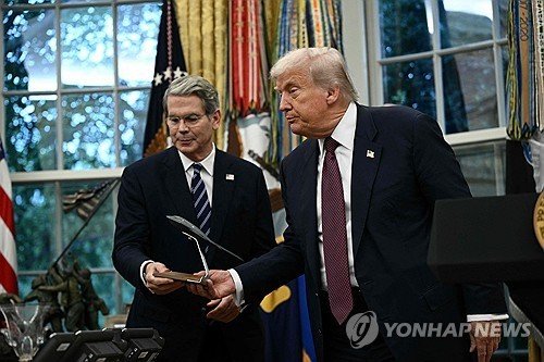 도널드 트럼프 미국 대통령과 스콧 베선트 재무장관 (출처=연합뉴스)