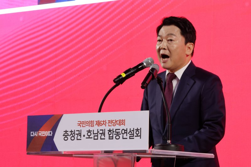 [대전=뉴시스] 김명년 기자 = 바카라사이트 카지노버프 국민의힘 당대표 후보가 13일 오후 대전광역시 서구 배재대학교에서 열린 제6차 전당대회 충남권-호남권 합동연설회에서 지지를 호소하고 있다. 2025.08.13. kmn@newsis.com