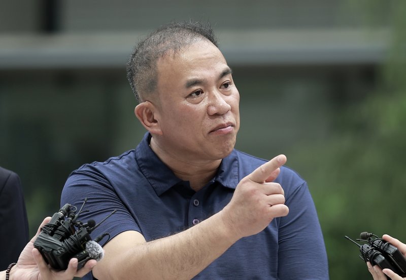 [서울=뉴시스] 정병혁 기자 = 공천개입 의혹 및 여론조사 조작 의혹을 받고 있는 명태균 씨가 31일 서울 종로구 김건희 특검팀(특별검사 민중기) 사무실로 조사를 받기 위해 출석하며 취재진 질문에 답하고 있다. 2025.07.31. jhope@newsis.com