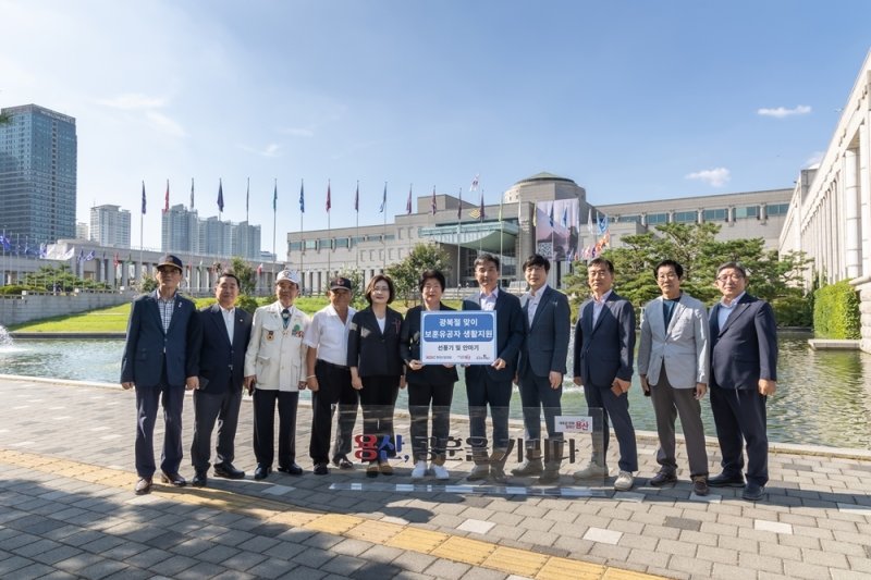 박희영 용산구청장(왼쪽 다섯번째) 등 참석자들이 지난 12일 용산 전쟁기념관에서 진행된 기탁식에서 기념촬영을 하고 있다. HDC현대산업개발 제공