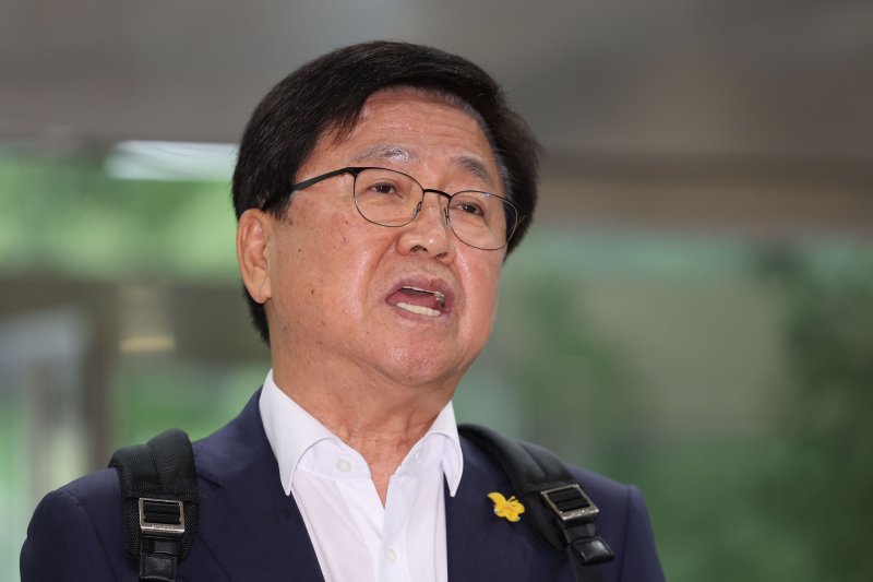 [서울=뉴시스] 권창회 기자 = 최교진 사회부총리 겸 바카라사이트 카지노판부장관 후보자가 14일 오전 서울 여의도 한국바카라사이트 카지노판시설안전원에 마련된 바카라사이트 카지노판청문회 준비 사무실로 출근하며 취재진 질의에 답하고 있다. 2025.08.14. kch0523@newsis.com