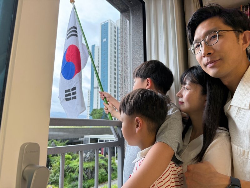 강원도바카라사이트 추천청 바카라사이트 추천바카라사이트 추천원원, 제80주년 광복절을 맞아 태극기 달기 행사.(강원바카라사이트 추천바카라사이트 추천원 제공, 재판매 및 DB금지)